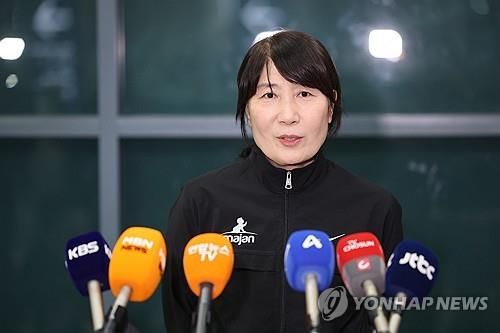 입국 후 인터뷰하는 이도희 이란 여자배구 대표팀 감독