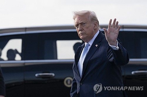 플로리다 팜비치 공항 도착한 트럼프 대통령