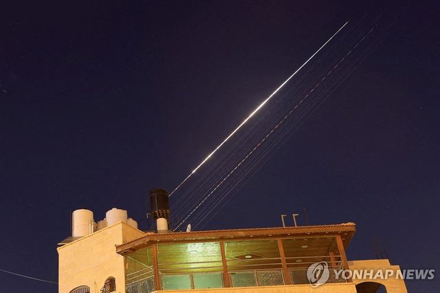 이스라엘을 향해 날아가는 이란의 집속탄 탑재 추정 미사일 