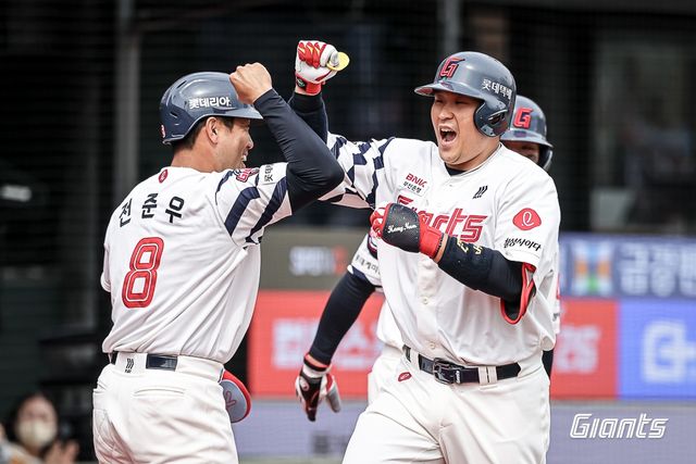 유강남이 연타석 홈런을 터뜨렸다.