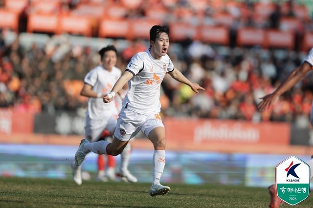 K리그 데뷔 골 넣고 세리머니 하는 제주 조인정.