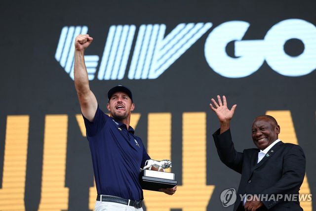 남아공 대회 우승 디섐보(왼쪽)