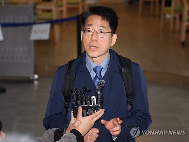 질의에 답하는 황종우 해수부 장관 후보자