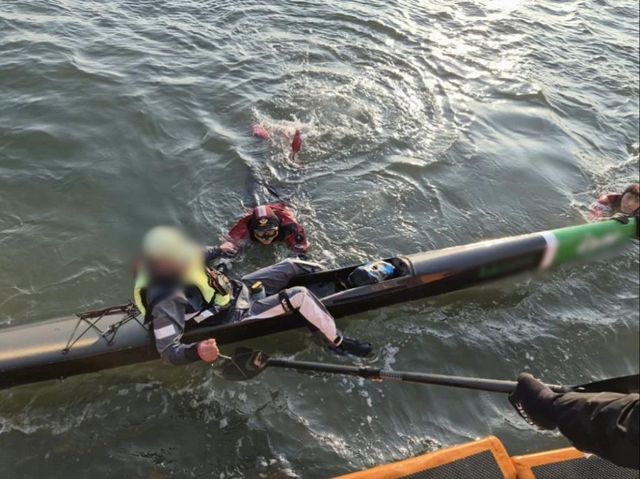 고립자 구조하는 해양경찰관