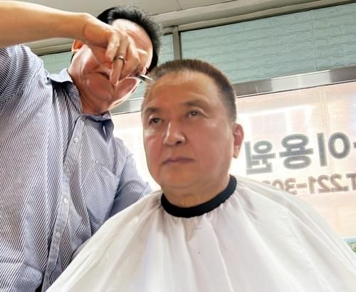 국민의힘 공관위의 컷오프 결정에 항의 삭발한는 김영환 충북지사