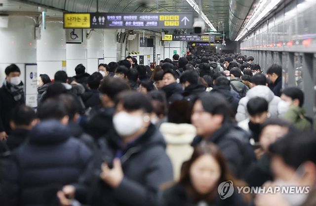 직장인 출근길에 붐비는 서울 광화문역