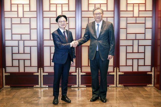 18일 베이징에서 만난 김정관 산업통상부 장관과 왕원타오 중국 상무부장