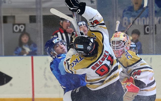 치열하게 퍽을 다투는 HL안양과 닛코 아이스벅스