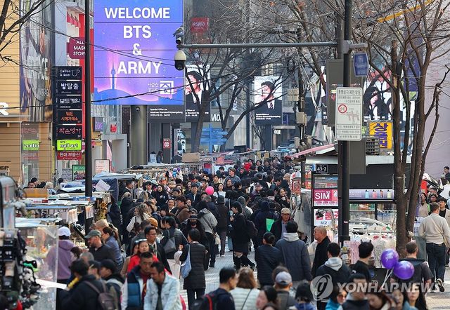 BTS 컴백 특수 누리는 명동…붐비는 인파