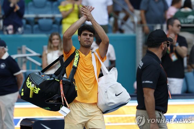 탈락 후 코트를 떠나는 알카라스