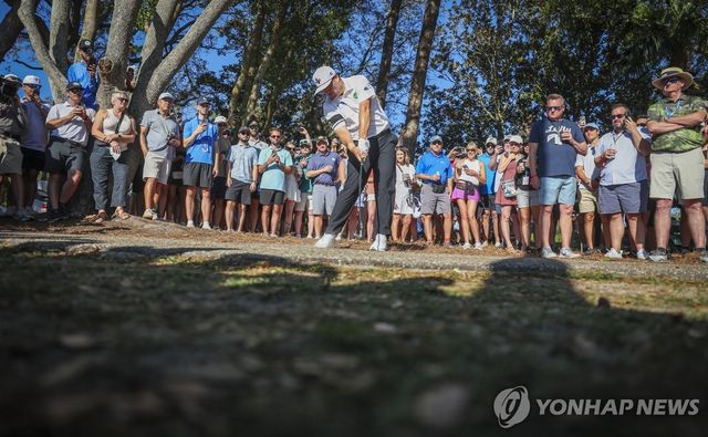 흙에서 아이언샷을 치는 임성재