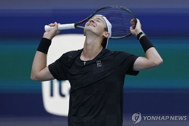 승리 후 기뻐하는 코르다