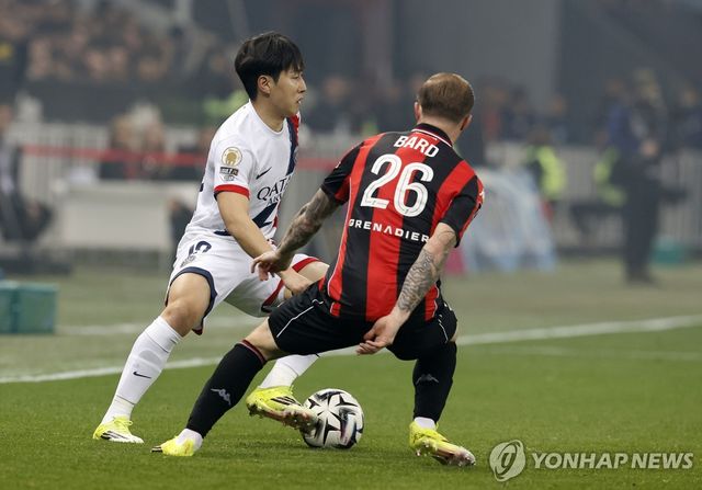 드리블하는 이강인