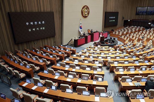 필리버스터 이어가는 국민의힘 김예지 의원