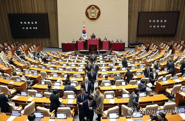 중수청법 필리버스터 시작, 본회의장 떠나는 의원들