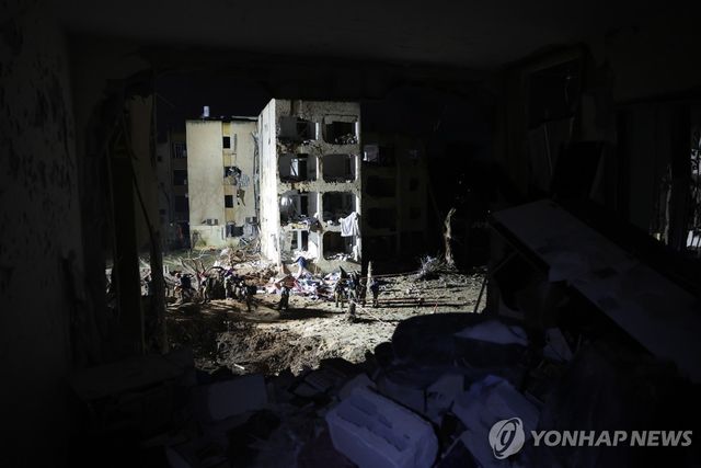 이란의 공격으로 파괴된 이스라엘 남부 아라드 마을