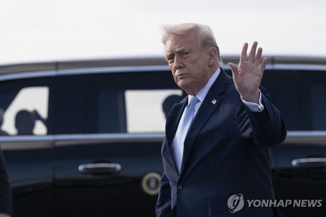 플로리다 팜비치 공항 도착한 트럼프 대통령