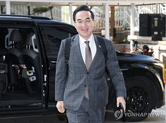 미소 보이며 출근하는 박홍근 후보자