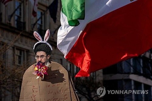 워싱턴에서 열린 이란 국민 연대 시위에 등장한 모즈타바 모형 