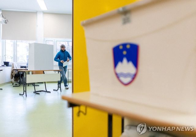 슬로베니아 총선 시작…투표하는 시민들