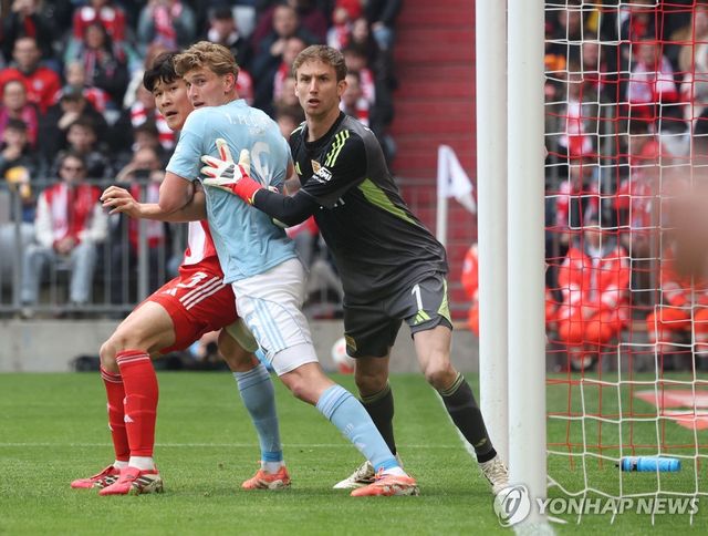 수비하는 김민재