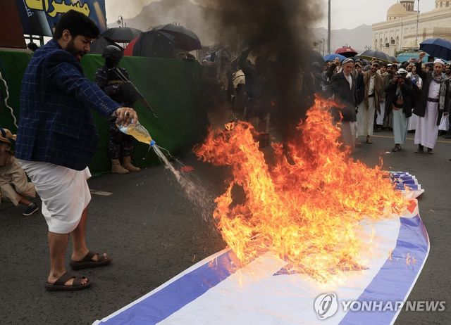 미국과 이스라엘 국기를 불태우는 후티 반군 지지자들