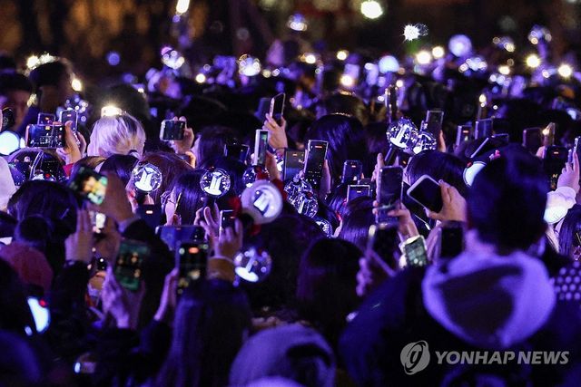 보랏빛 응원봉으로 가득한 관객석