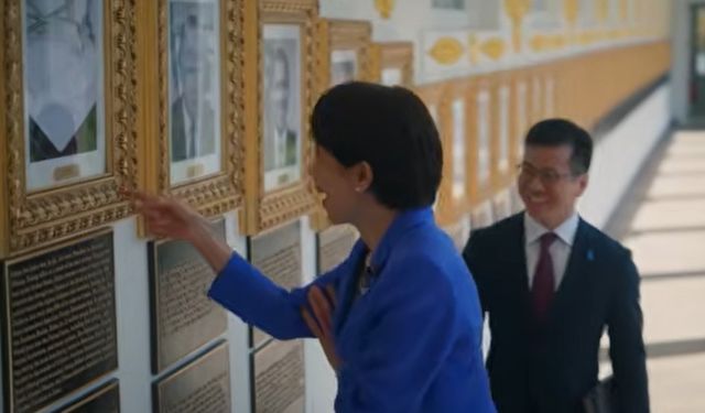 조 바이든 전 미국 대통령 조롱 사진 보며 웃는 다카이치 총리