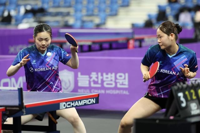 프로탁구리그 시리즈1 여자복식에 나선 대한항공의 정은송(왼쪽)과 문초원 