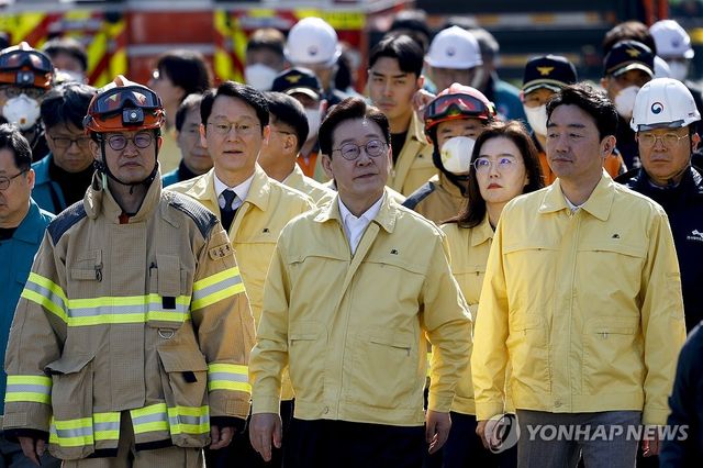 이재명 대통령, 자동차부품공장 대형 화재 현장 방문