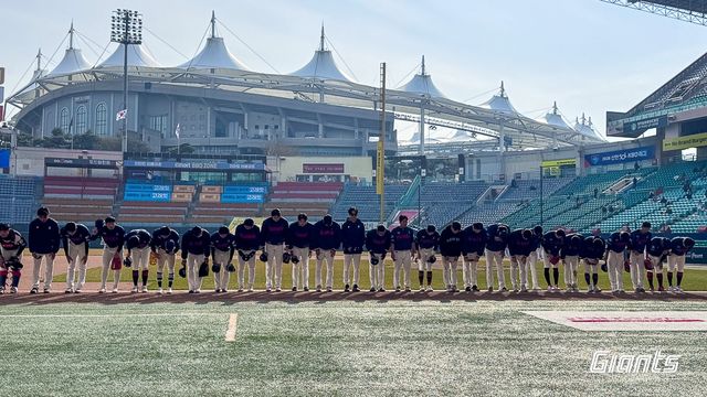 23일 SSG 랜더스전에서 승리한 이후 롯데 자이언츠 선수단