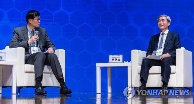 한국 경제 전망 대담하는 이창용과 신현송