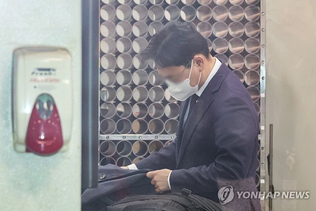 '재판거래 의혹' 부장판사, 영장심사 출석