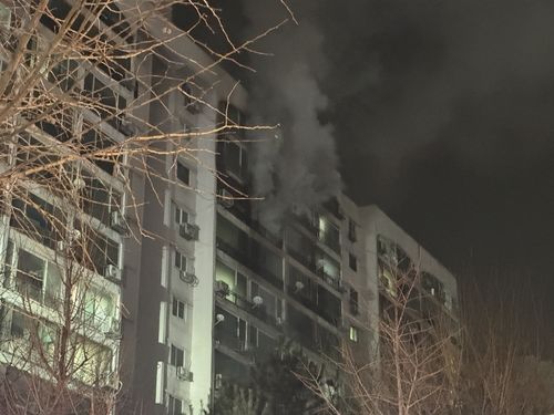23일 밤 서울 송파구 장미아파트에서 난 화재 모습 [독자 제공. 재판매 및 DB 금지]