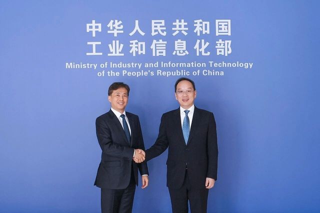 악수하는 곽노정 SK하이닉스 대표이사 사장과 리러청 중국 공업정보화부장