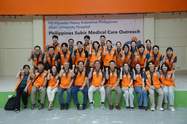 단체사진 찍는 울산대병원 의료봉사단