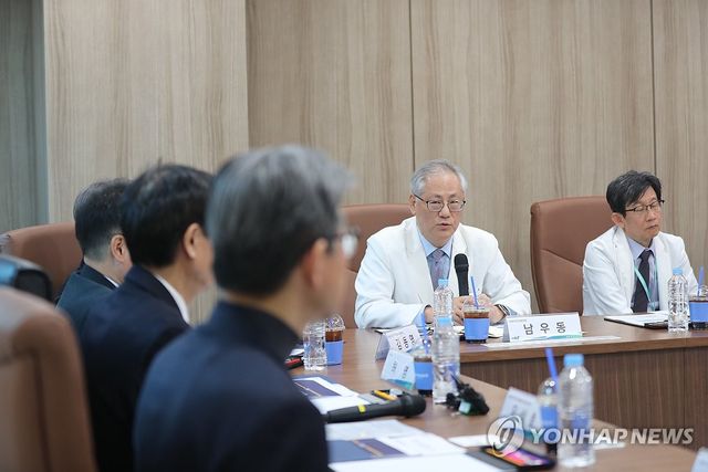 '지역완결형 의료 실현' 정책 뒷받침 요청하는 남우동 강원대병원장