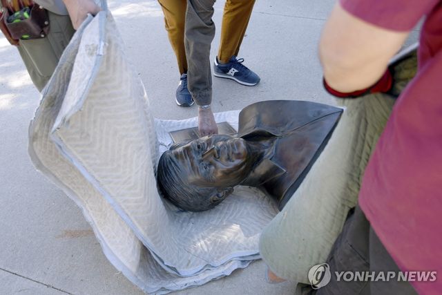 콜로라도 덴버에서 땅에 내려진 차베스 흉상