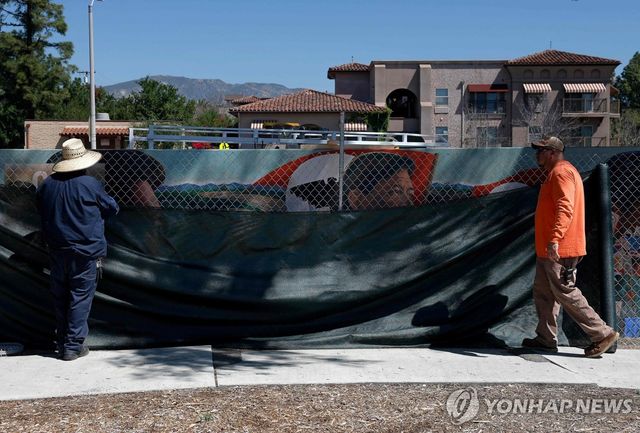 미 캘리포니아 샌퍼난도에서 차베스 벽화를 가리는 모습