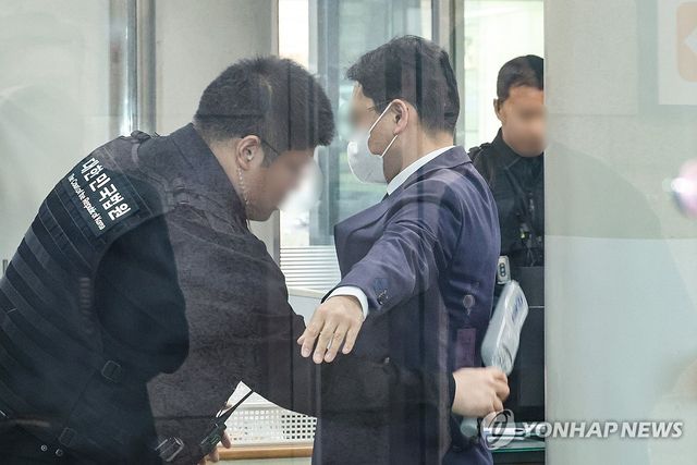 '재판거래 의혹' 부장판사, 영장심사 출석