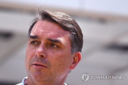 룰라 대통령의 강력한 경쟁자인 플라비우 보우소나루 상원의원