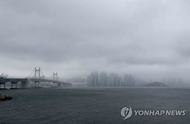 구름 가득한 부산