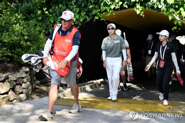 홀을 이동하는 김효주(가운데)