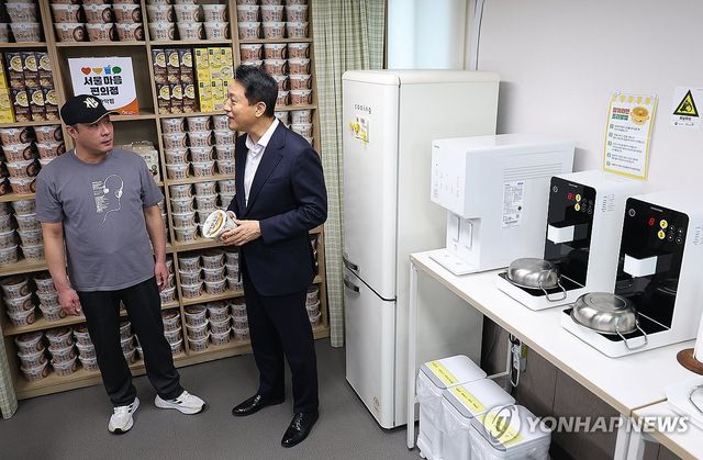 서울마음편의점 둘러보는 오세훈 시장