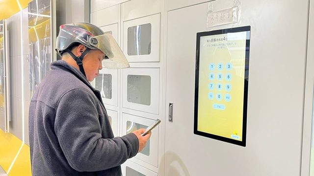 물건 기다리는 택배 기사