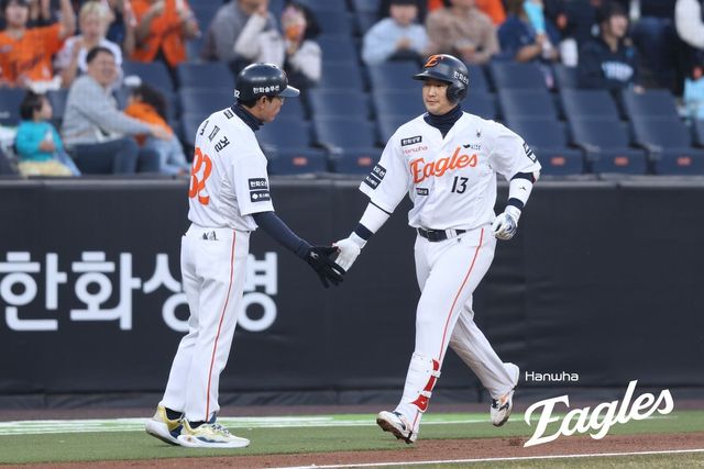 최재훈이 스리런 홈런에 이어 만루홈런으로 연타석 아치를 그렸다.