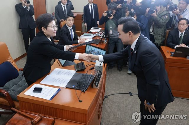 악수하는 임이자 위원장과 박홍근 후보자