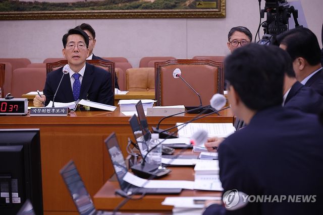 질의에 답변하는 황종우 해양수산부 장관 후보자