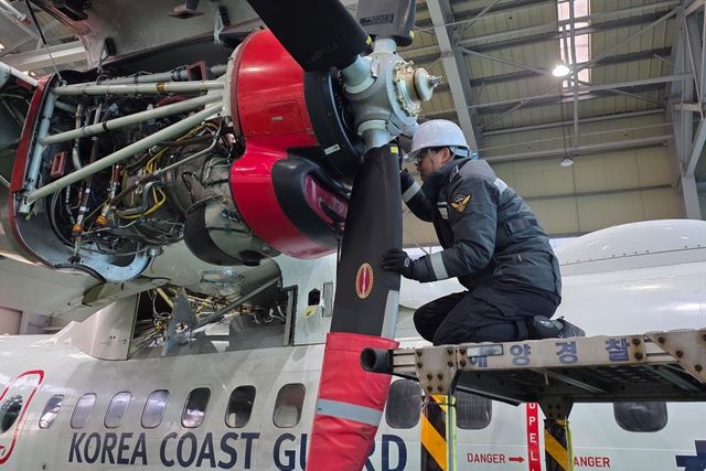 교체한 프로펠러 점검하는 해양경찰관