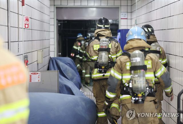 대구 지하철 진천역 연기원인 조사하는 소방당국